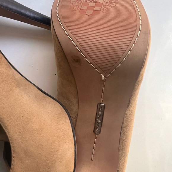 Vince Camuto suede Heel. - Picture 9 of 10
